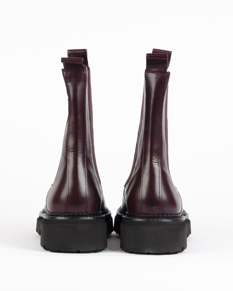 Boots kennel and schmenger