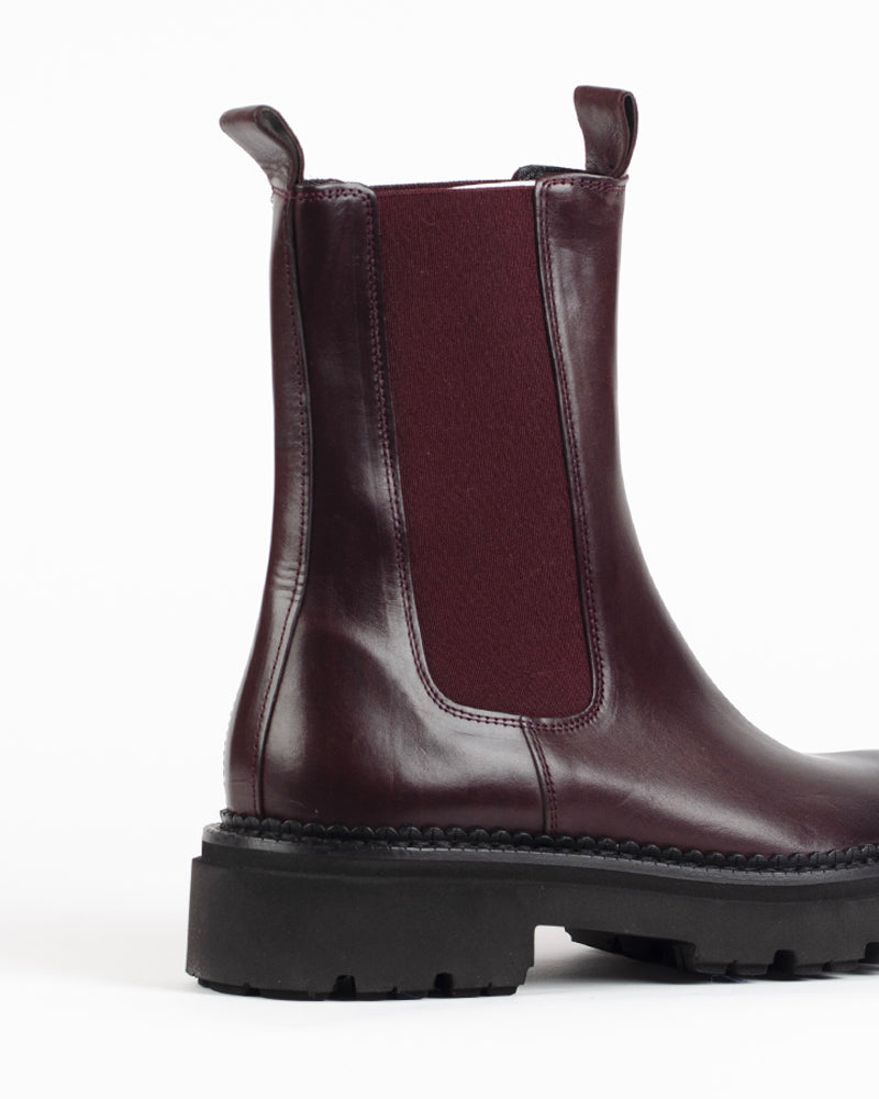 Boots kennel and schmenger