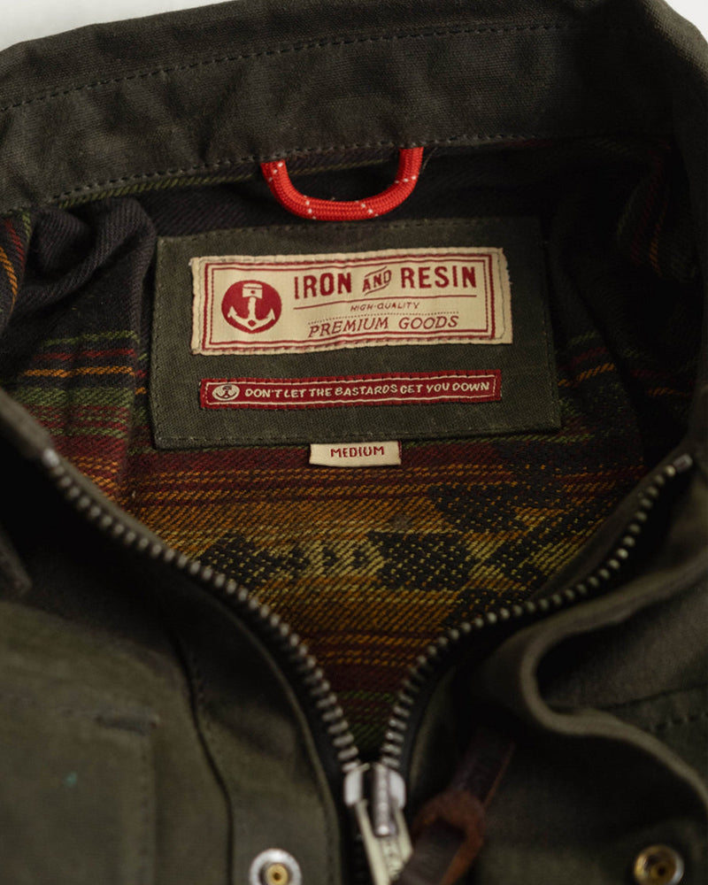 Veste iron and resin