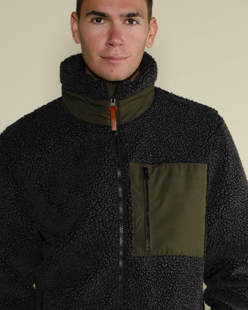 Veste iron and resin