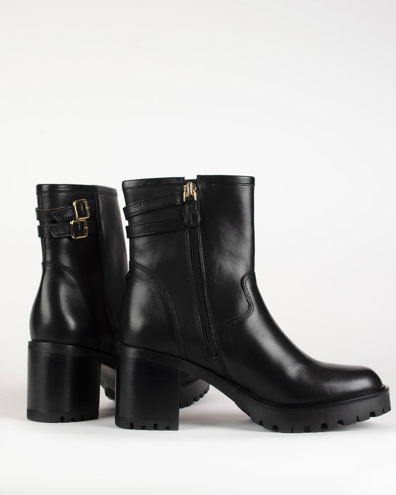 Boots livia