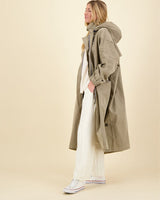 Trench taupe pret pour partir