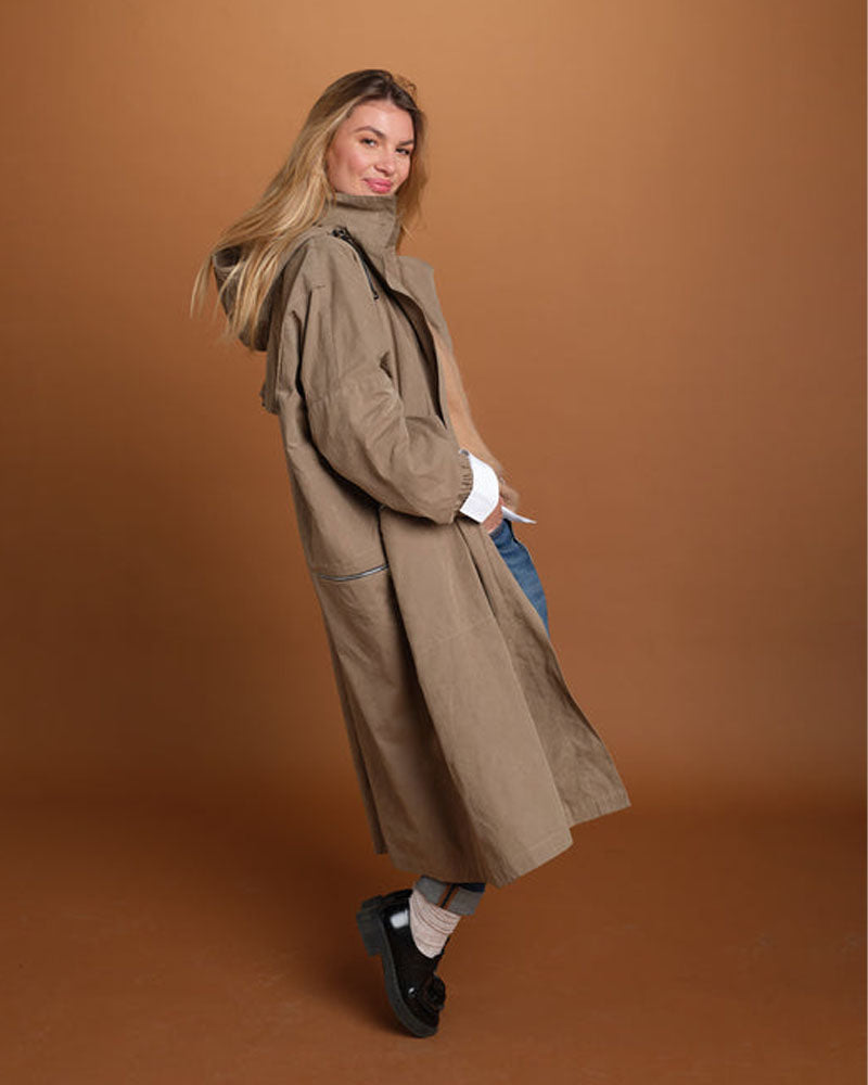 Trench taupe pret pour partir